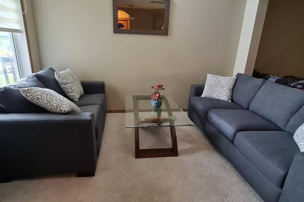 Spacious Comfortable Air-Conditioned. Near Airport! YYC Kültér fotó