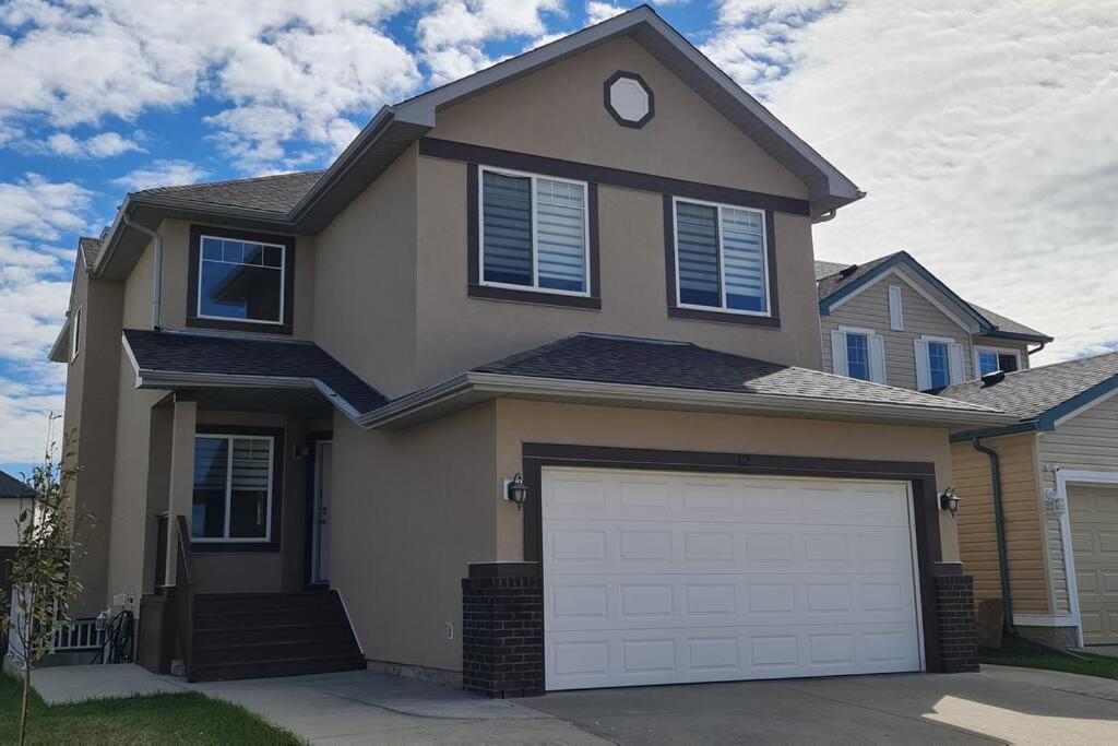 Spacious Comfortable Air-Conditioned. Near Airport! YYC Kültér fotó