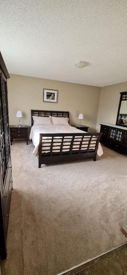 Spacious Comfortable Air-Conditioned. Near Airport! YYC Kültér fotó