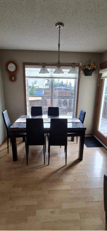 Spacious Comfortable Air-Conditioned. Near Airport! YYC Kültér fotó