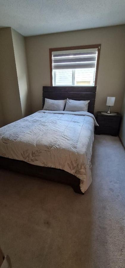 Spacious Comfortable Air-Conditioned. Near Airport! YYC Kültér fotó