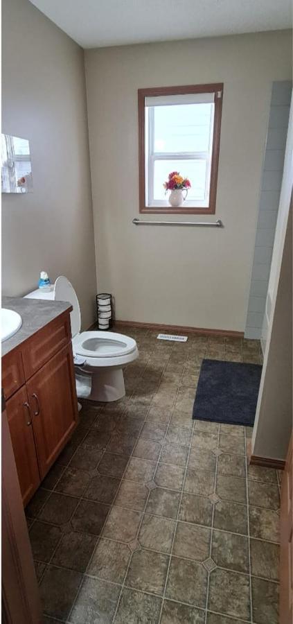 Spacious Comfortable Air-Conditioned. Near Airport! YYC Kültér fotó